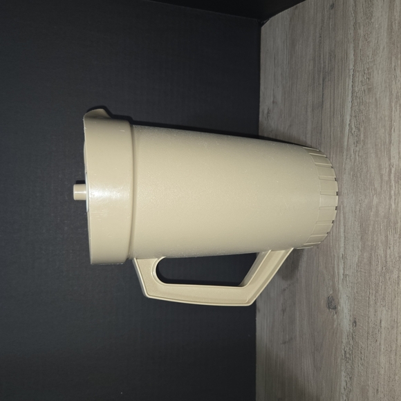 Vintage Tupperware 2 QT Pitcher in Harvest Tan 800 and 801 - Picture 1 of 11